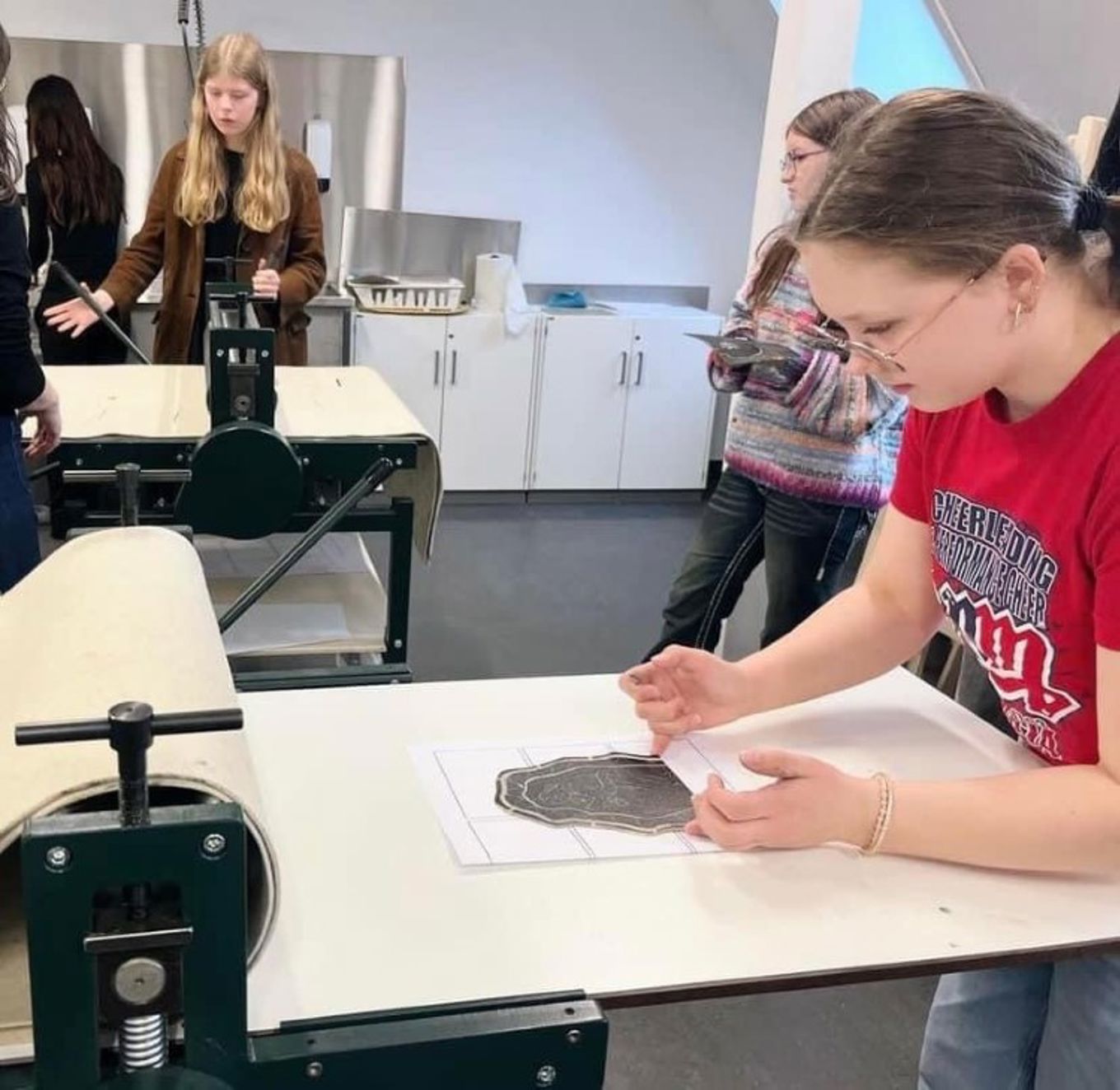 Foto: Astrid Grytte en person som bruker en enhet med berøringsskjerm