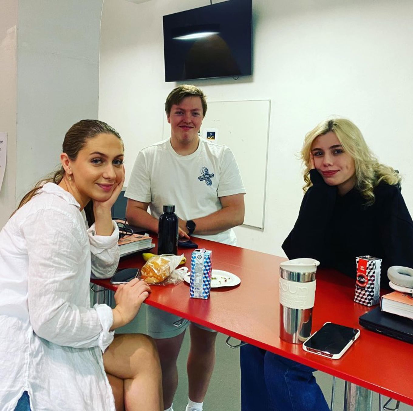 Elever som venter på eksamenstrekket