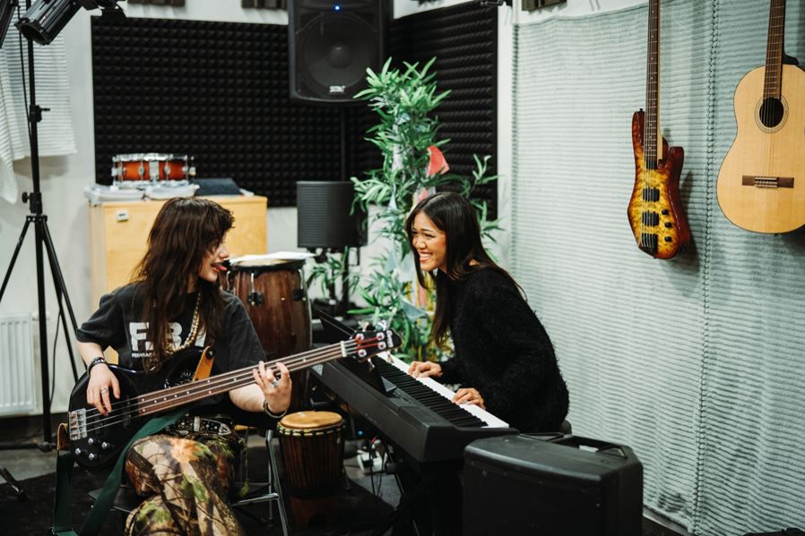 et par personr som spiller musikkinstrumenter