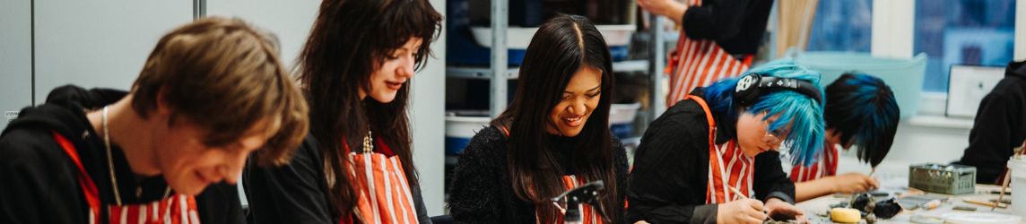 En gruppe mennesker som jobber ved et bord