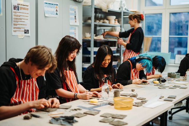 En gruppe mennesker som jobber ved et bord