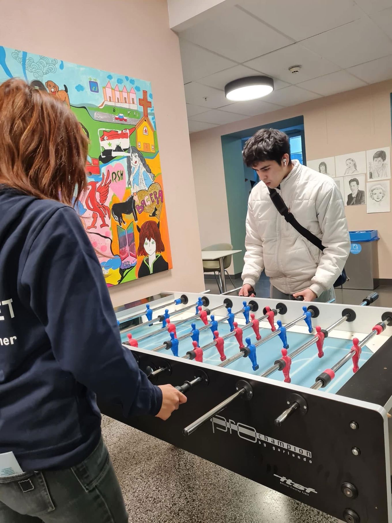 en person og en person som spiller et spill en person og en person som spiller et spill