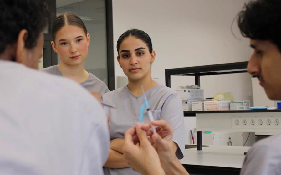 en gruppe personer i en diskusjon