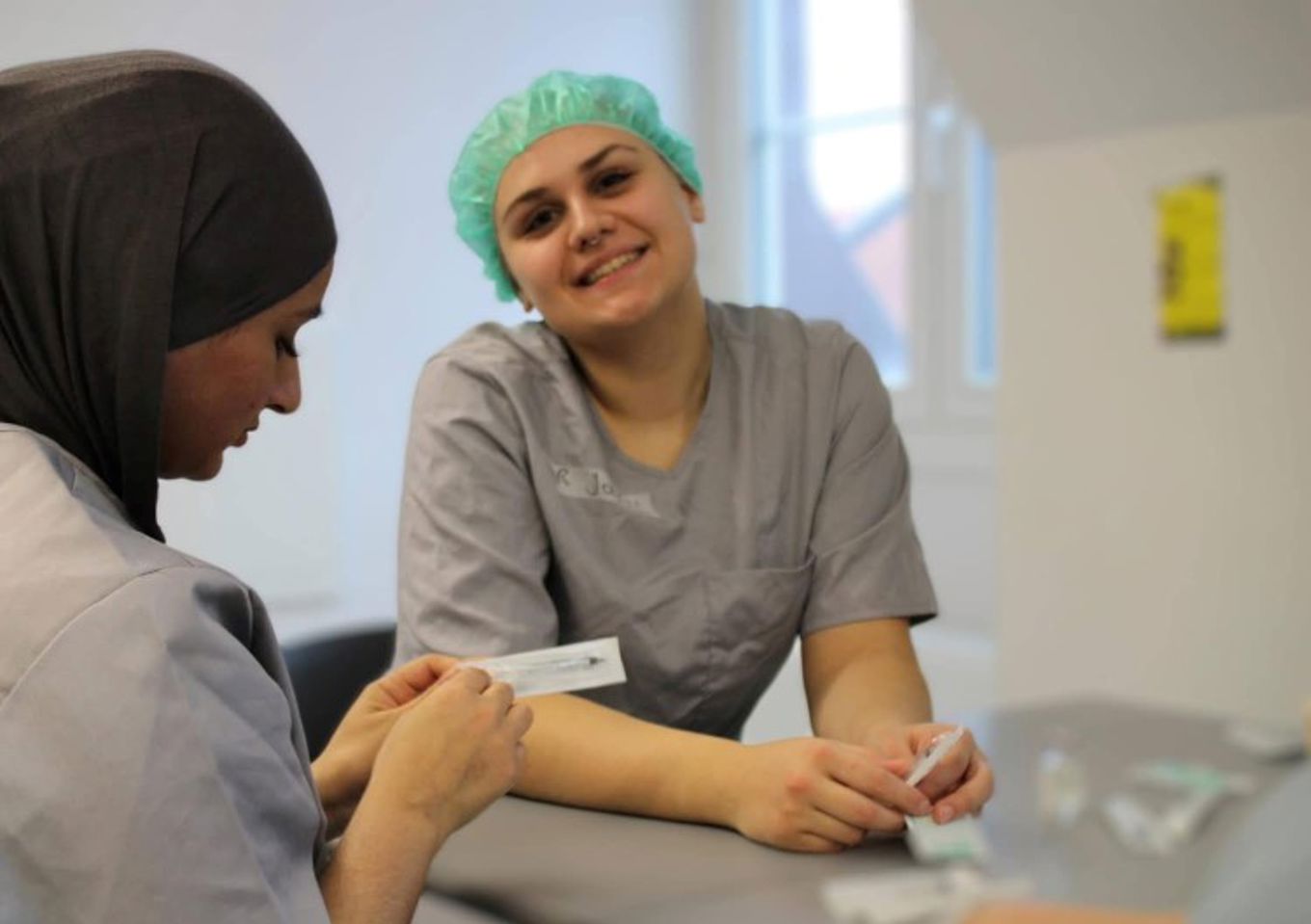 Foto: Eva Susnjar noen få unge menn som sitter ved et bord