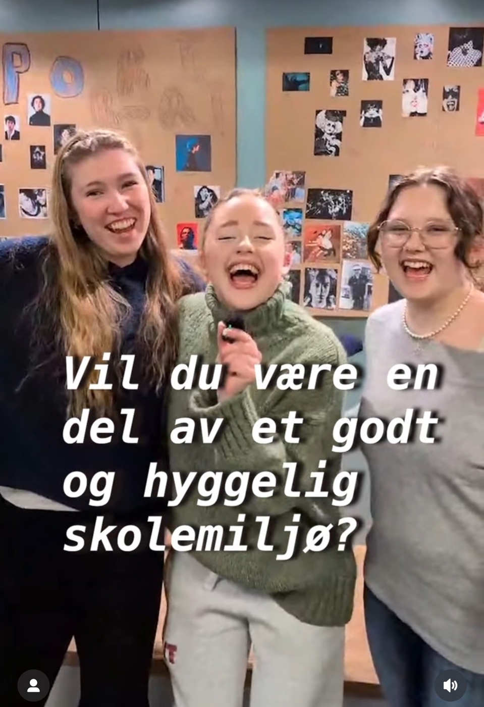 en gruppe mennesker som poserer for kameraet