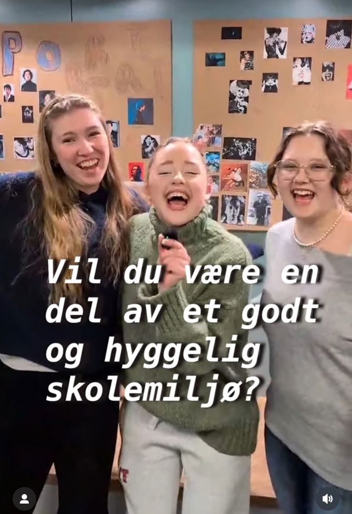 en gruppe mennesker som poserer for kameraet