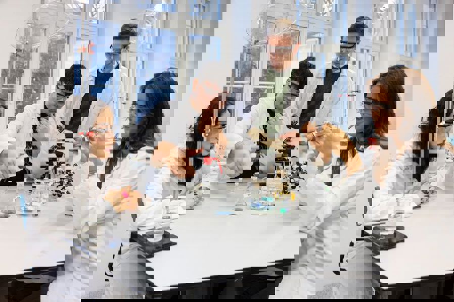 En gruppe personer rundt et bord