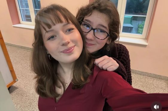 et par barnr som poserer for kameraet