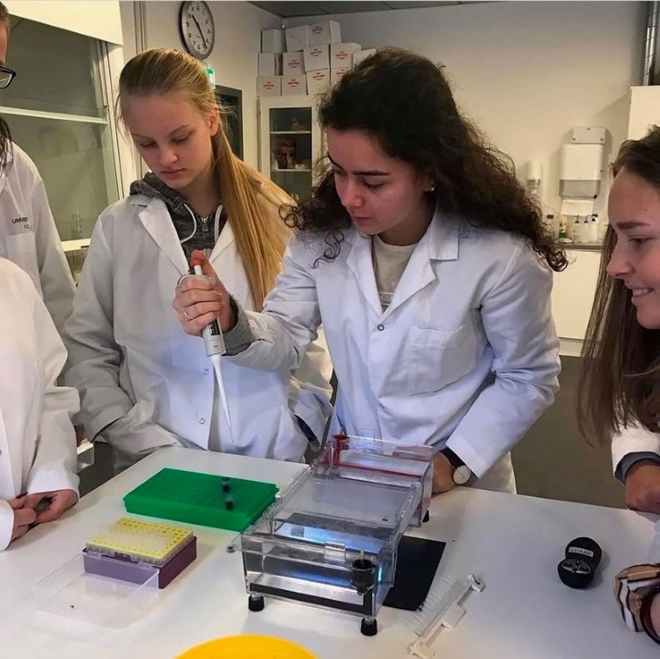 Foto: Heidi Skjeberg En gruppe personr i laboratoriefrakker