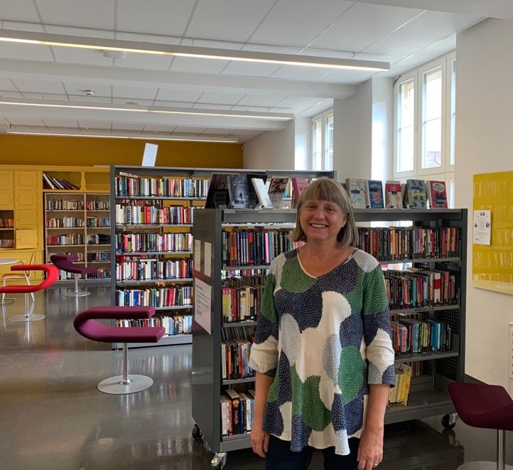 Biblioteket på H20 og vår flinke bibliotekar Inger-Anne