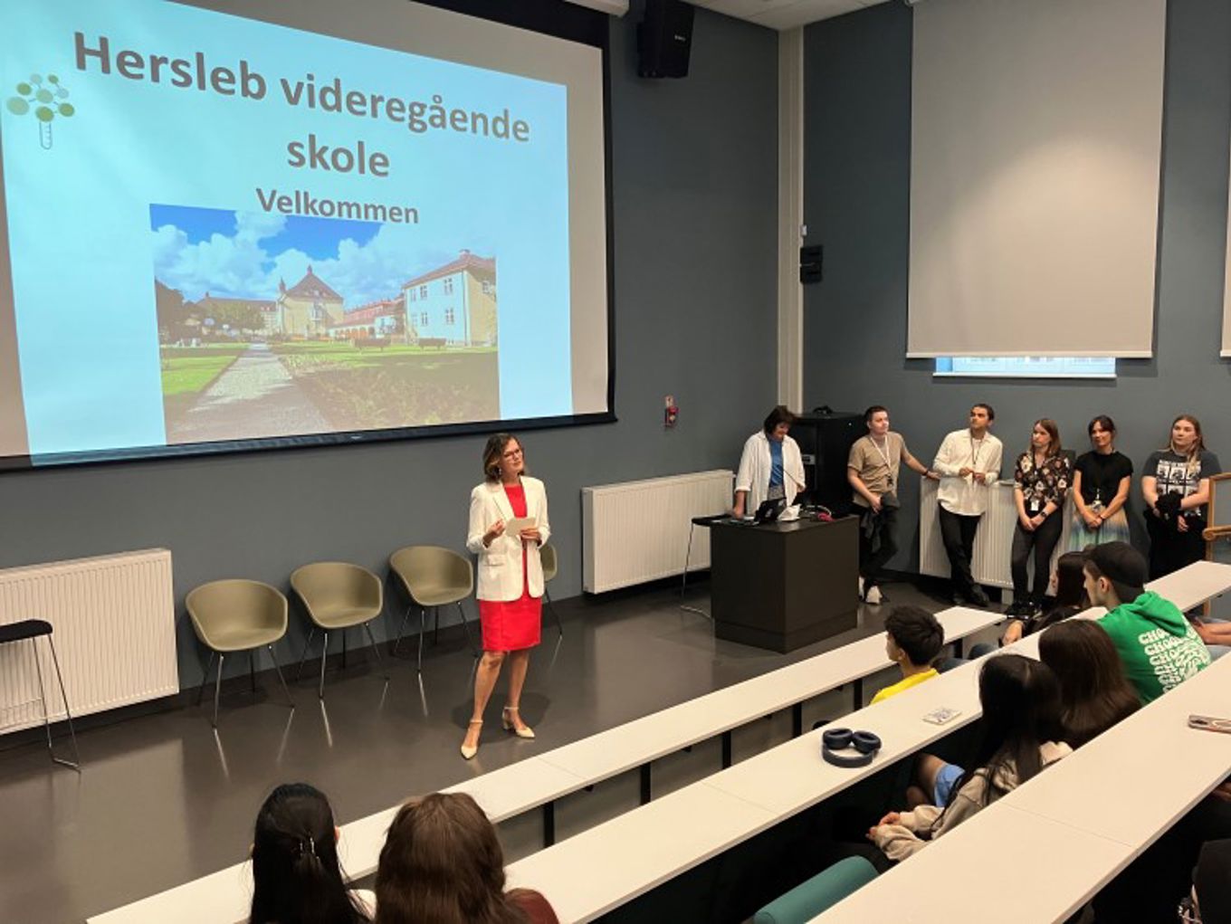 Foto: Inger Helseth Falkenberg Bilde av rektor som ønsker velkommen