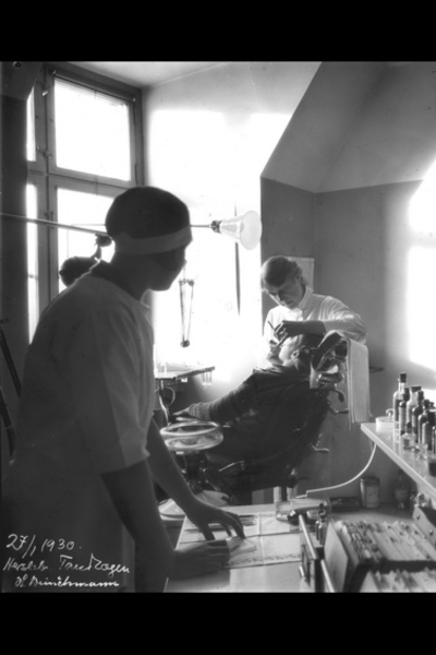 Skoletannlegen på Hersleb skole, datert 17. jan. 1930. Tannlege.