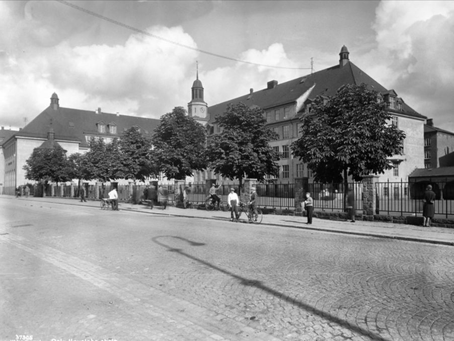 07 Foto: Wilse, Anders Beer/DEXTRA Photo, Teknisk museum. Bildetekst: Herslebs skole. 09.09.1931