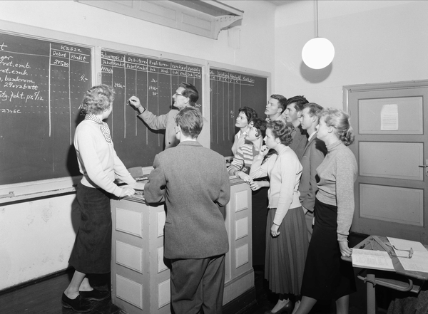 08 Foto: Ørnelund, Leif/ DEXTRA Photo, Teknisk museum. Bildetekst undervisning i regnskapsfag. 19.10.1957