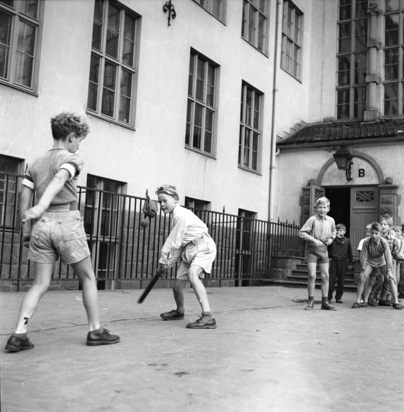 11 Foto: Ukjent/ Osloibilder.no/Arbark. Bildetekst: Gutter slår ball i skolegården på Hersleb Skole,.1952