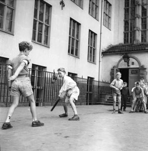 11 Foto: Ukjent/ Osloibilder.no/Arbark. Bildetekst: Gutter slår ball i skolegården på Hersleb Skole,.1952