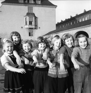 12 Foto: Ukjent/ Osloibilder.no/Arbark. Bildetekst: Hersleb skoles barn blir poliovaksinert,.november 1956.