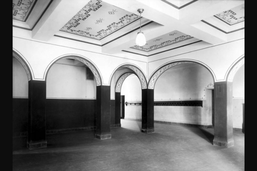 18 Fotograf ukjent, 1922. Byarkitekten. Bildenummer: A-20031/Ua/0003/020. Utlånt av Oslo byarkiv. Bildetekst: Gang, hall, byegang, dekorasjoner, takdekorasjoner. Herslebs skole 192218 Se Referanseliste.jpg