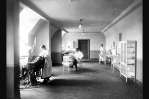 19 Fotograf ukjent, 1922. Byarkitekten. Bildenummer: A-20031/Ua/0003/019. Utlånt av Oslo byarkiv. Bildetekst: Tannlege, skoletannlege, tannhelse. Herslebs skole 1922