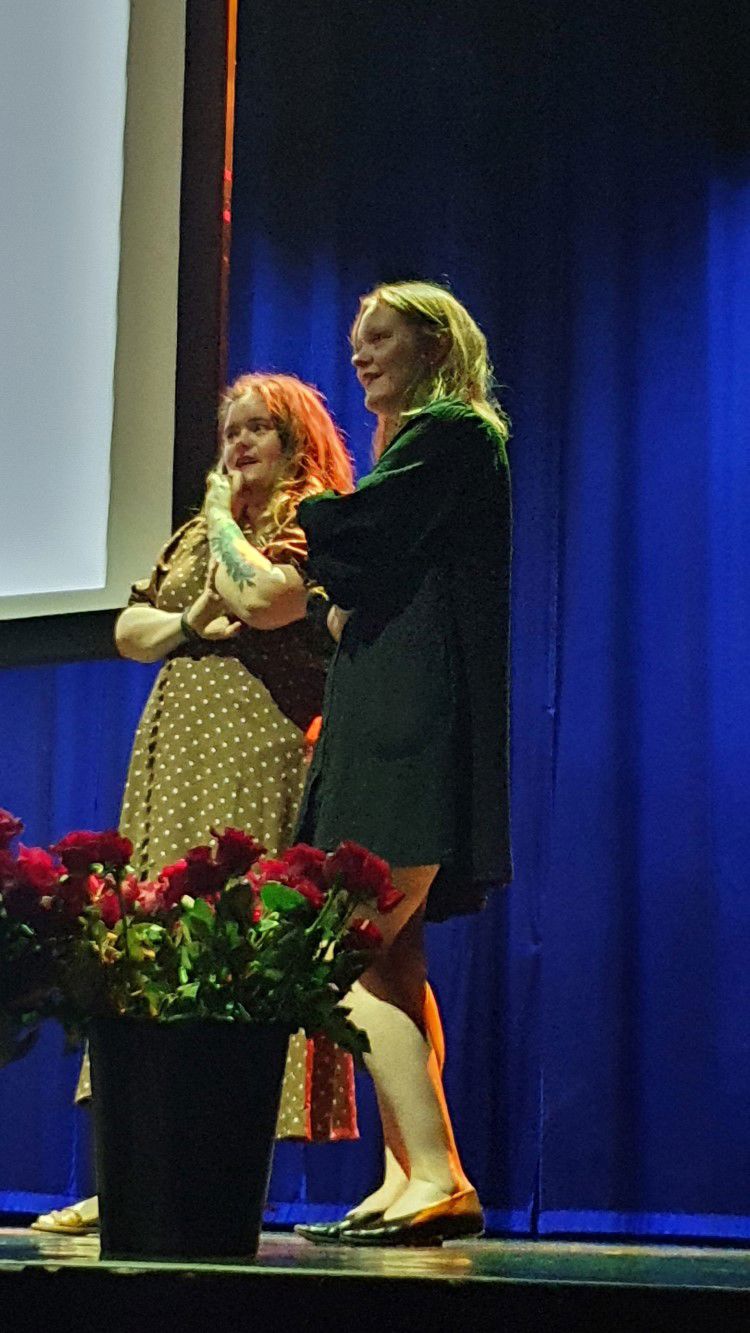 Lærerne Nora og Ingvild loser oss igjennom kvelden