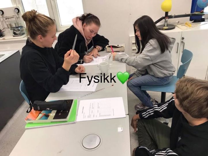 Elever på fysikksalen