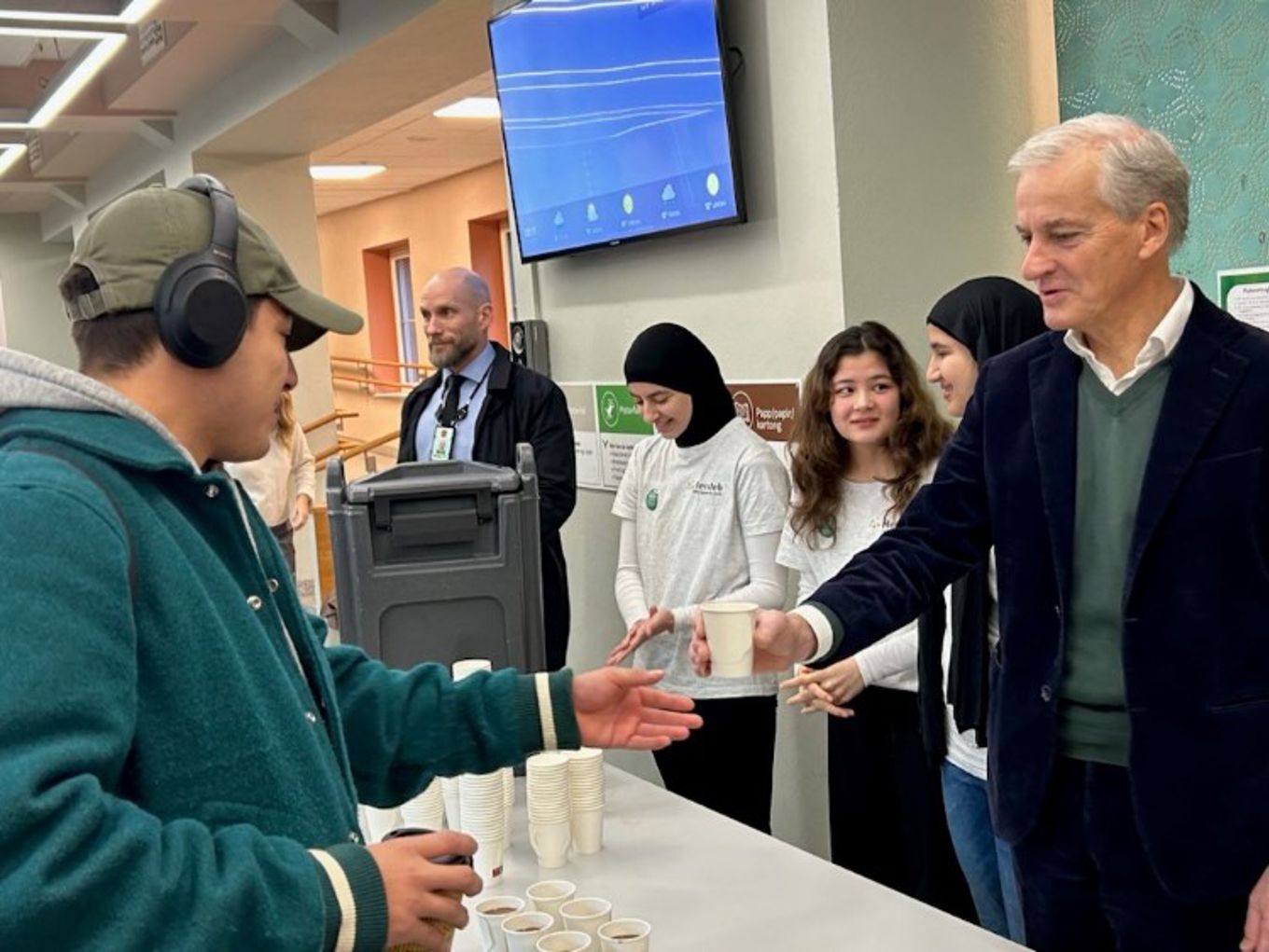 Foto: Marianne Stavrum Statsminister Støre deler ut kakao til elever