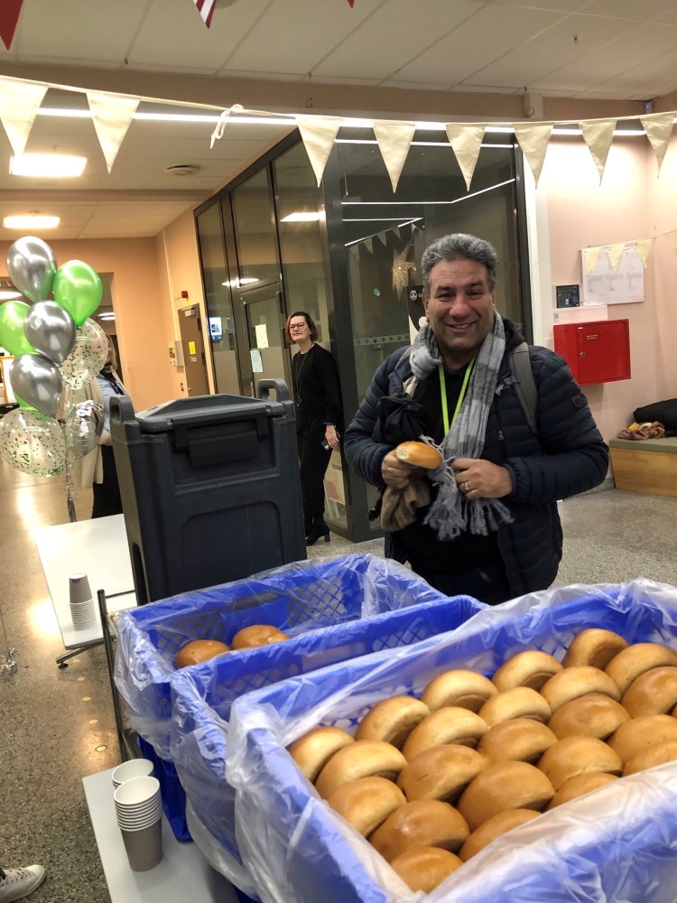 Boller og saft til elevene