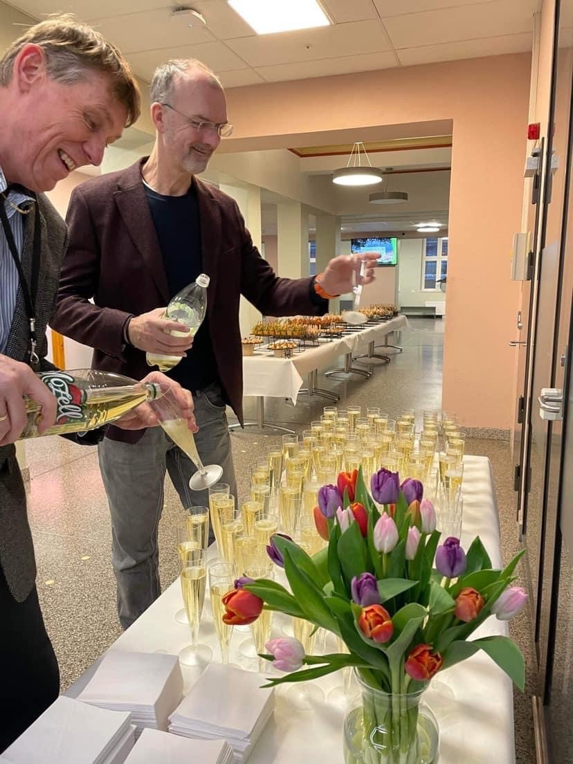 Steinar og Hallgeir i ledelsen ordner drikke