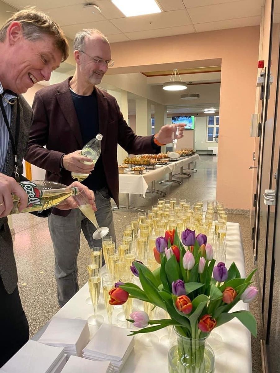 Steinar og Hallgeir i ledelsen ordner drikke