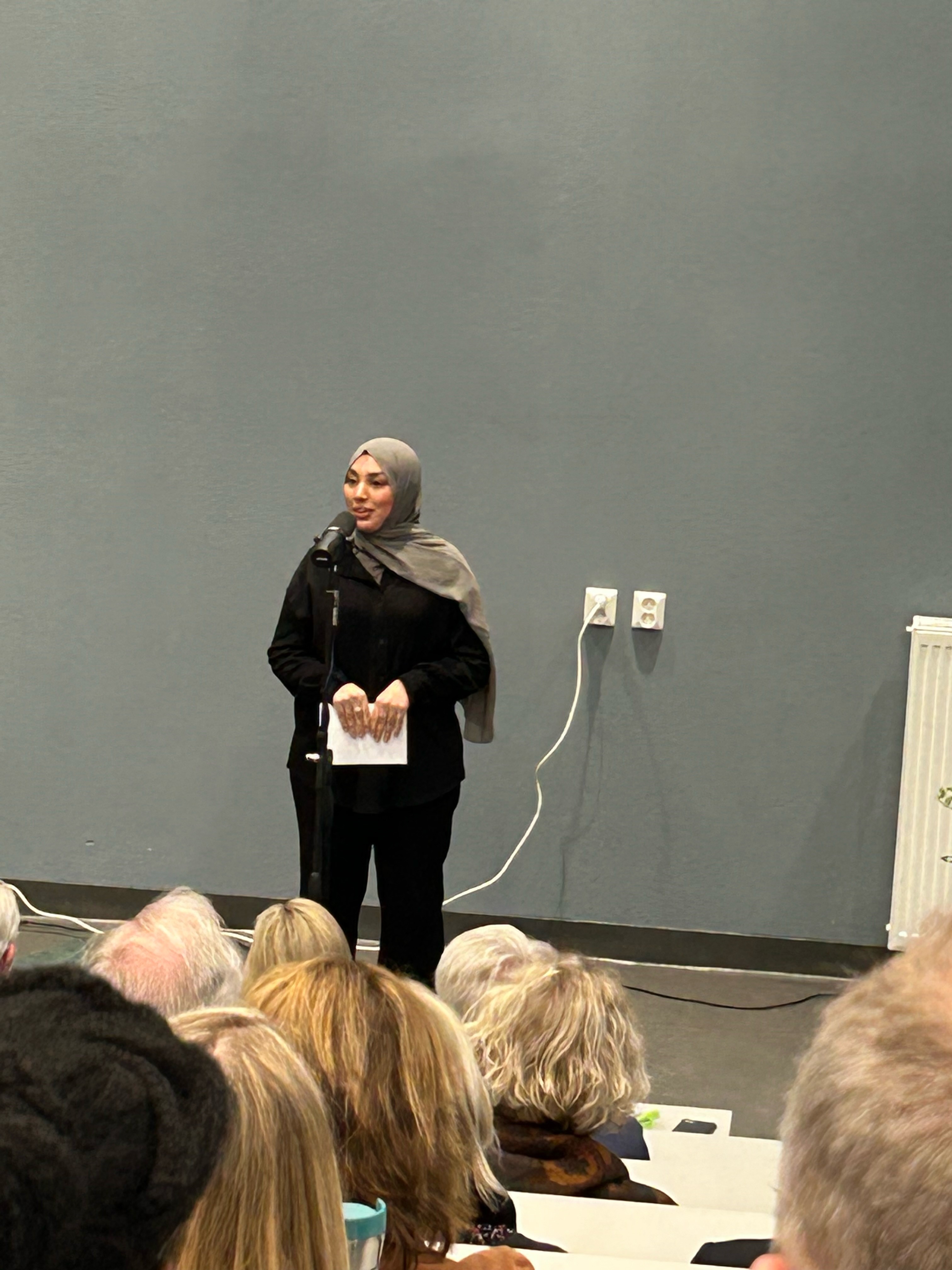 Hanan fra Elevrådet holder tale