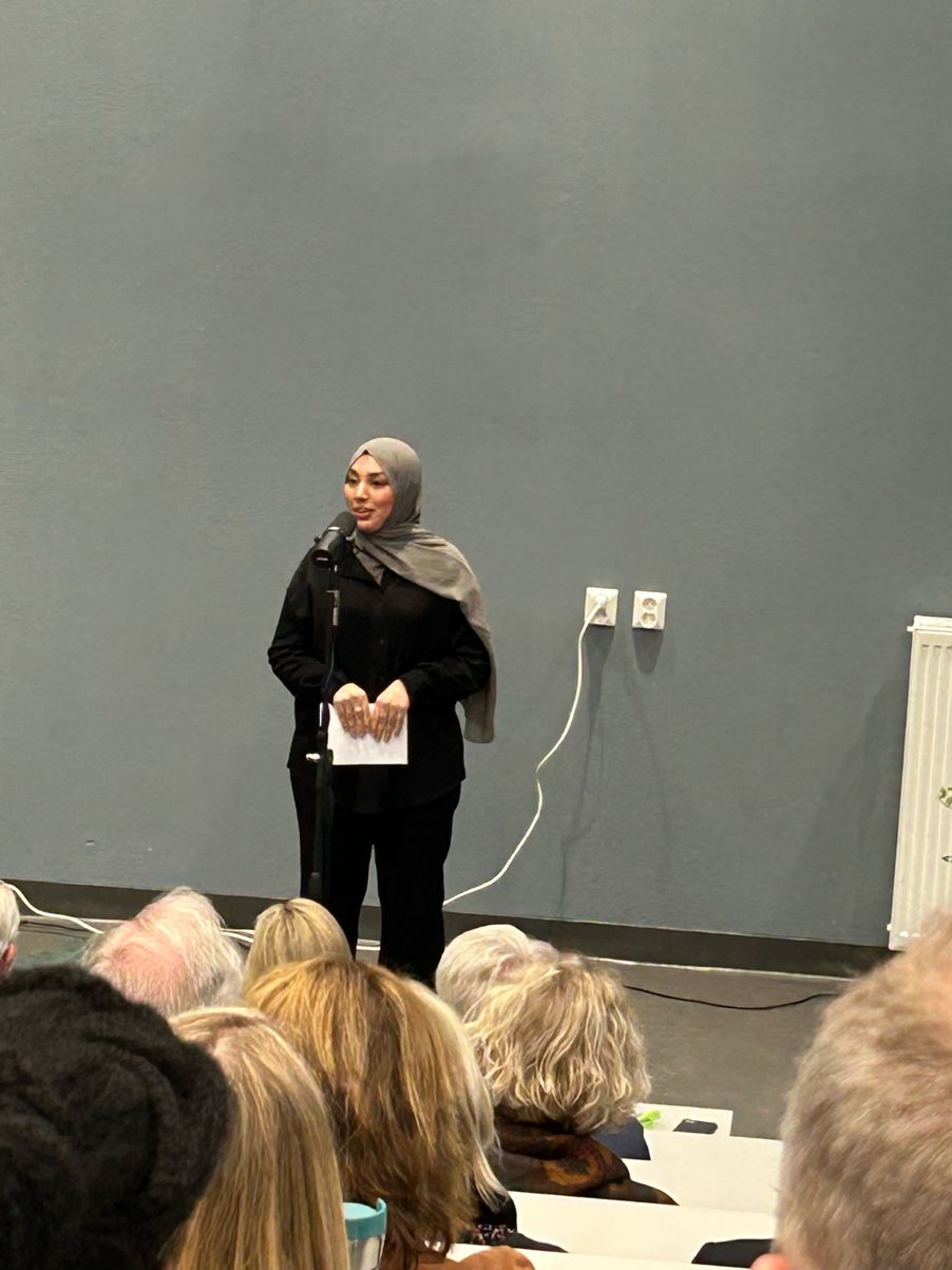 Hanan fra Elevrådet holder tale