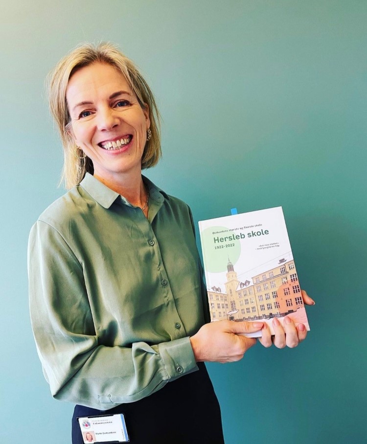 Marte Gerhardsen med Hersleb 100 års boka