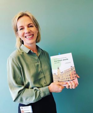 Marte Gerhardsen med Hersleb 100 års boka