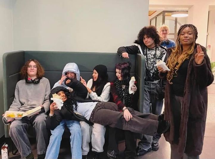 Foto: Inger F. Helseth en gruppe mennesker som sitter på en benk