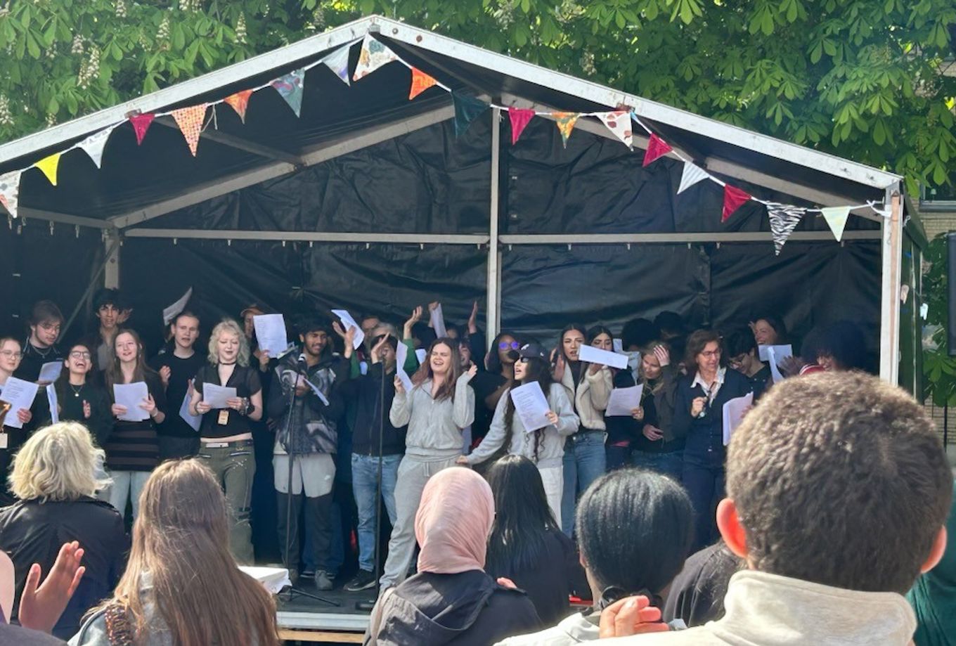 Heslebs spanskklasse synger