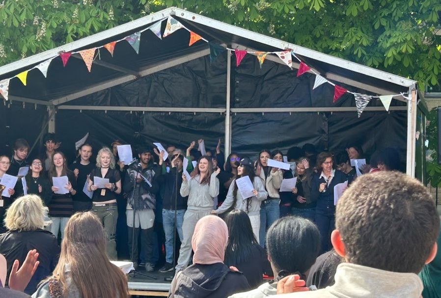 Heslebs spanskklasse synger