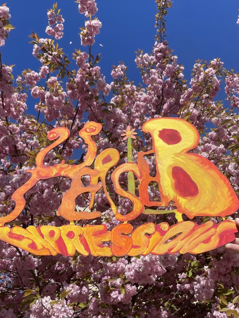 et skilt med blomster på