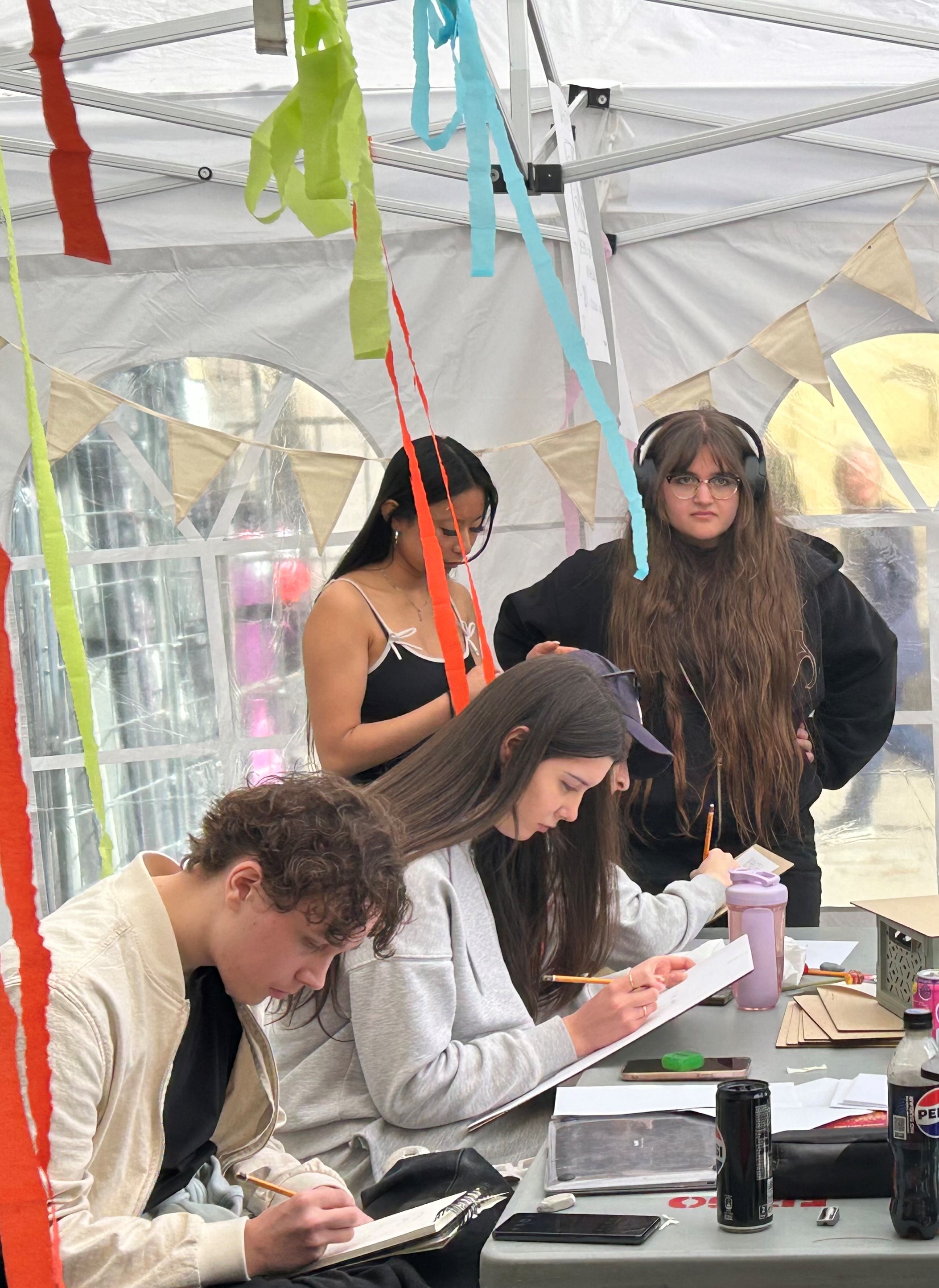 KDA elever tegner andre elever