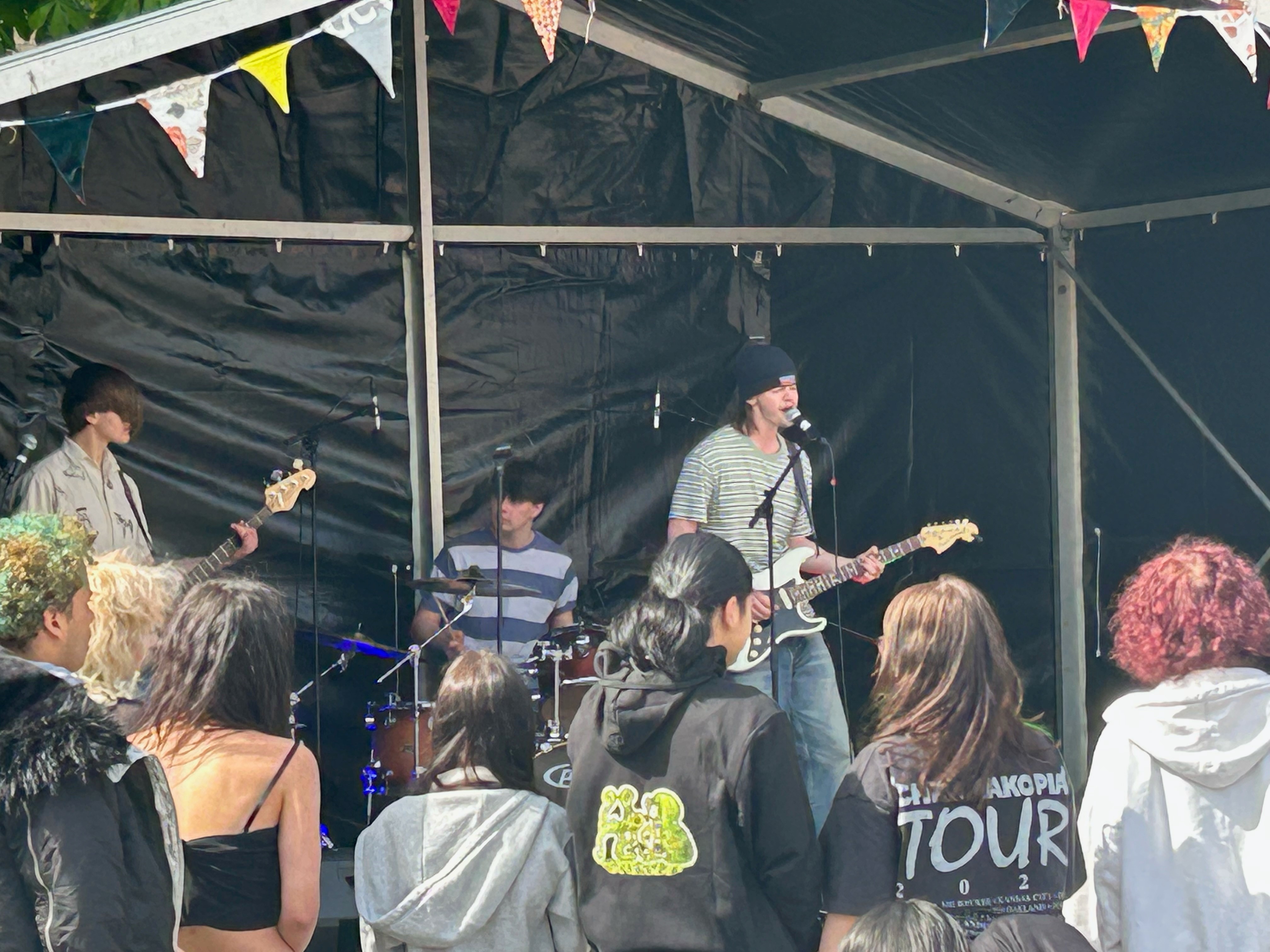 en gruppe mennesker som spiller instrumenter