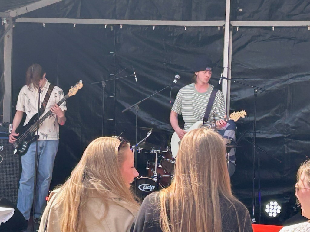 en gruppe mennesker som spiller instrumenter