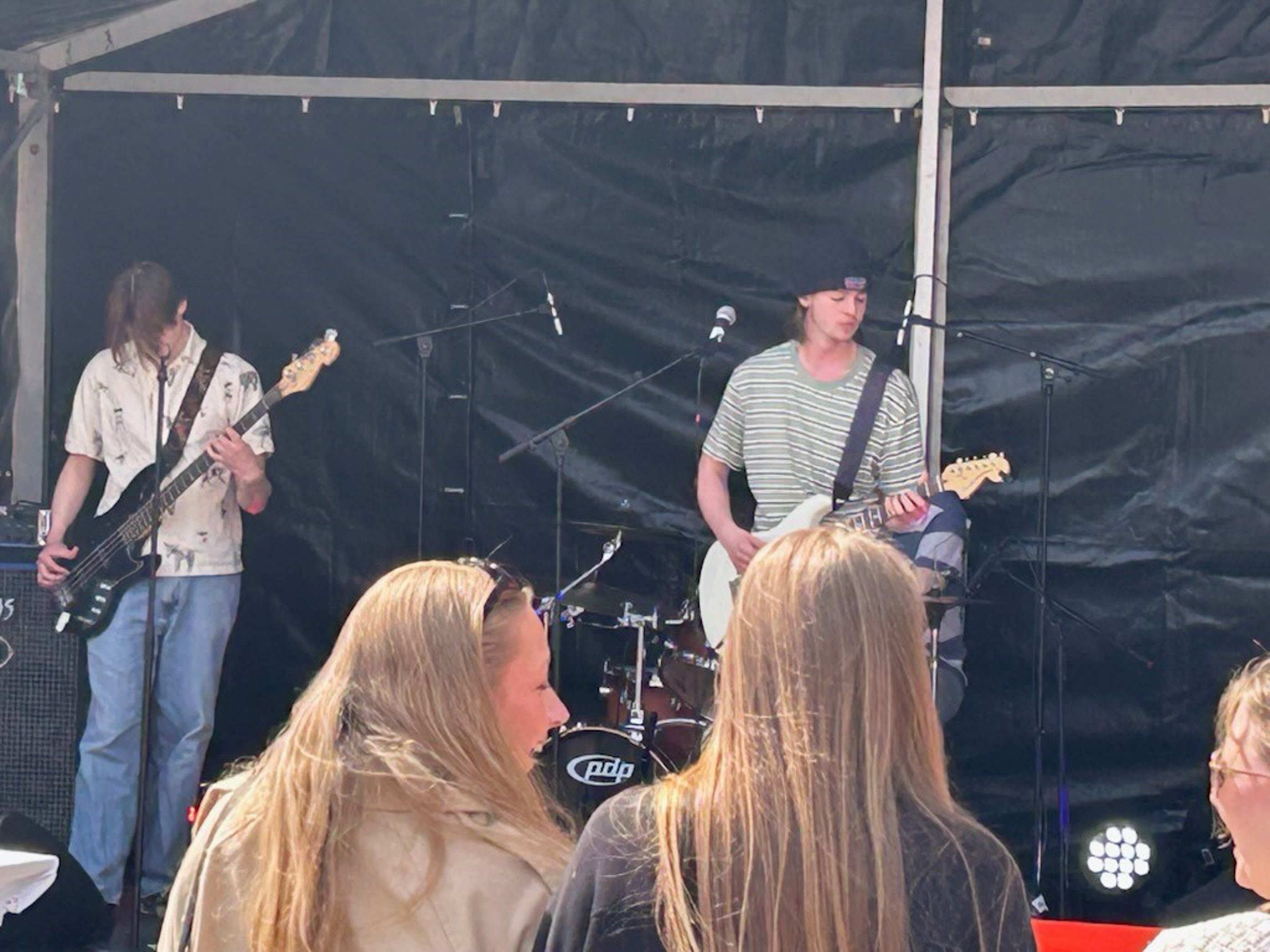 en gruppe mennesker som spiller instrumenter
