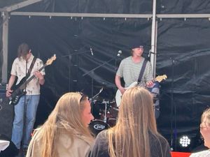 en gruppe mennesker som spiller instrumenter