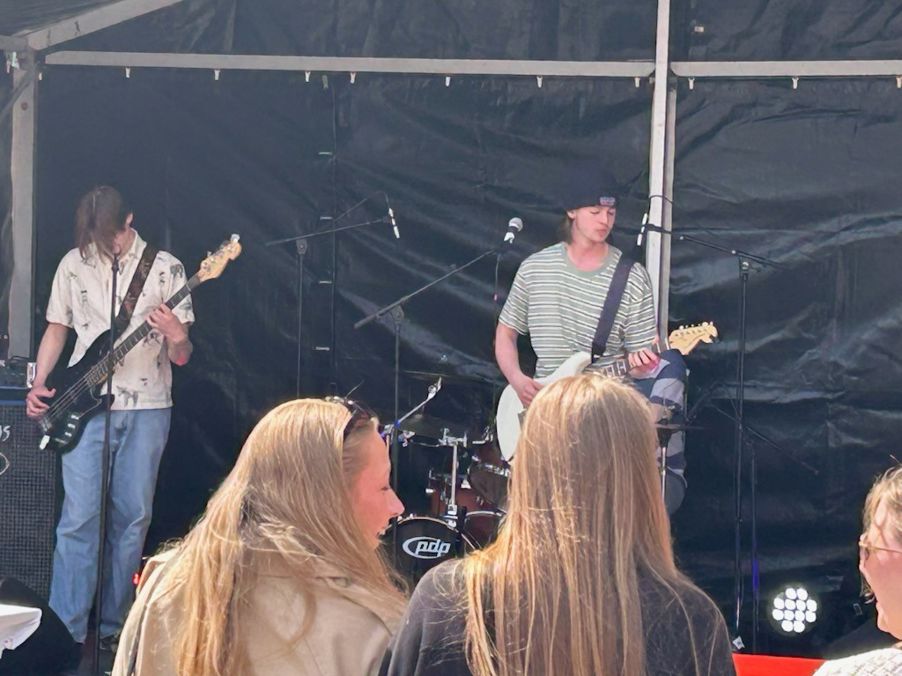 en gruppe mennesker som spiller instrumenter