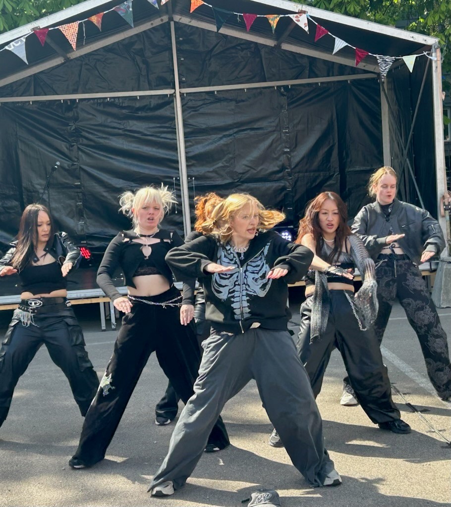 En gruppe mennesker som danser