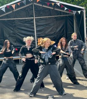 En gruppe mennesker som danser