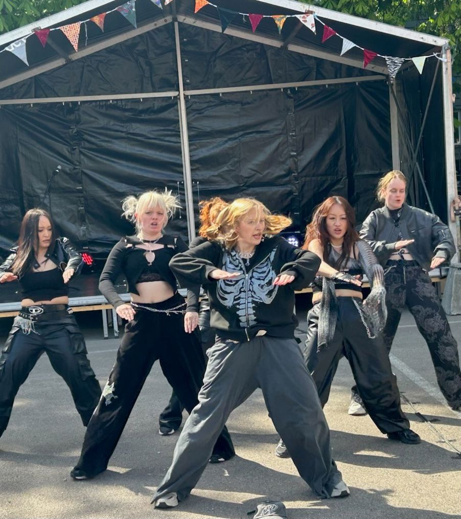 En gruppe mennesker som danser