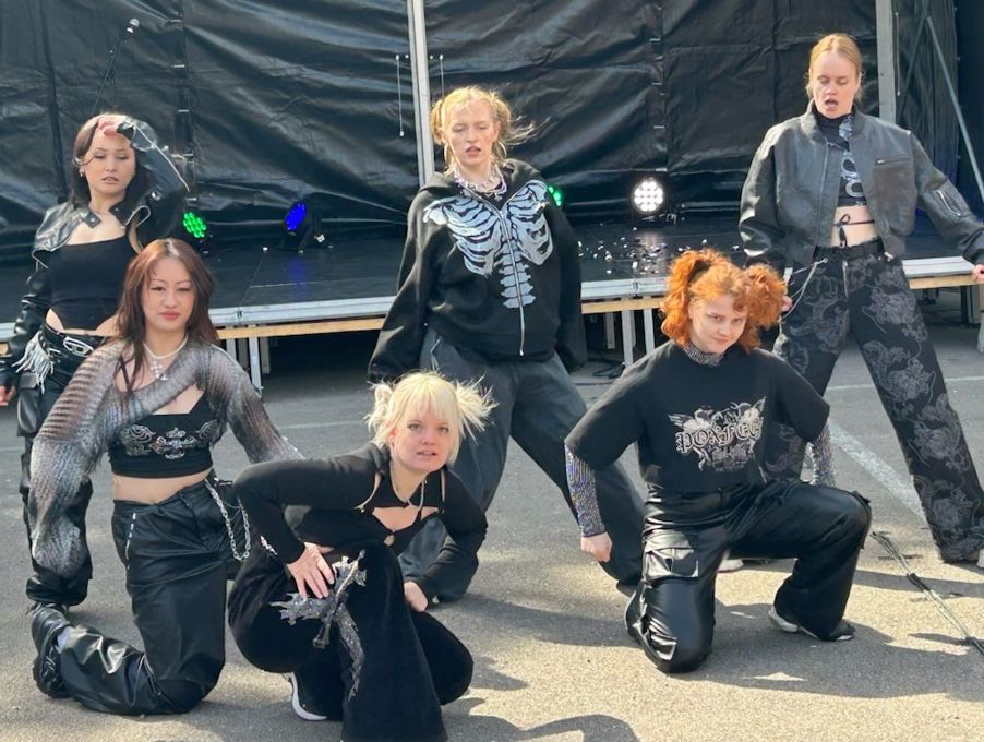 en gruppe mennesker som poserer for et bilde