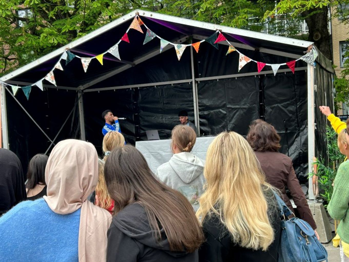 Foto: Marianne Stavrum en gruppe mennesker som ser på en person spille gitar