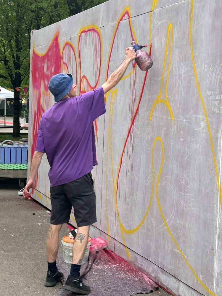 En person som maler en vegg