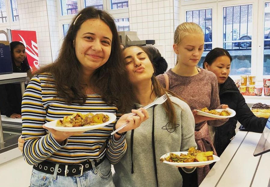 Bilde av elever i kantinen